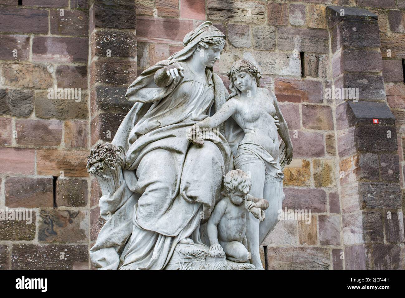 Donaueschingen, Alemania - 22 de noviembre de 2021: Escultura en la primavera del río Danubio: La madre Baar muestra a su hija Danubio el camino. Foto de stock