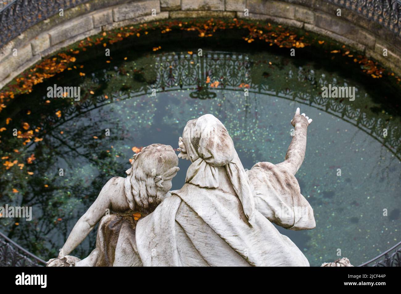 Donaueschingen, Alemania - 22 de noviembre de 2021: Vista sobre la primavera del río Danubio. Con la escultura 'Madre Baar muestra a su hija Danubio el camino'. Foto de stock