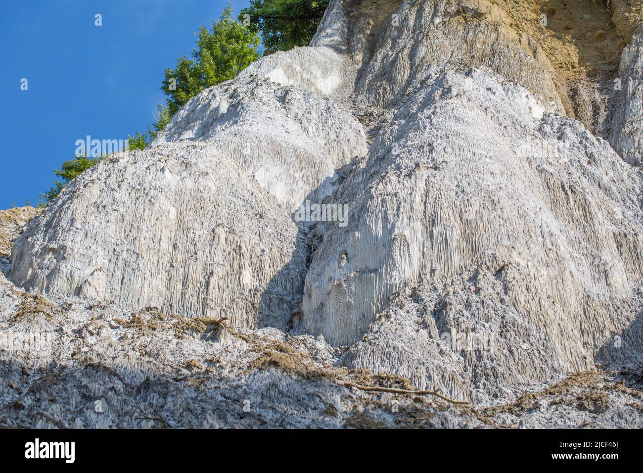Grandes formaciones de sal cristalizada. Fuera de la mina de sal de Praid, dentro del cañón de sal de Praid. Foto de stock