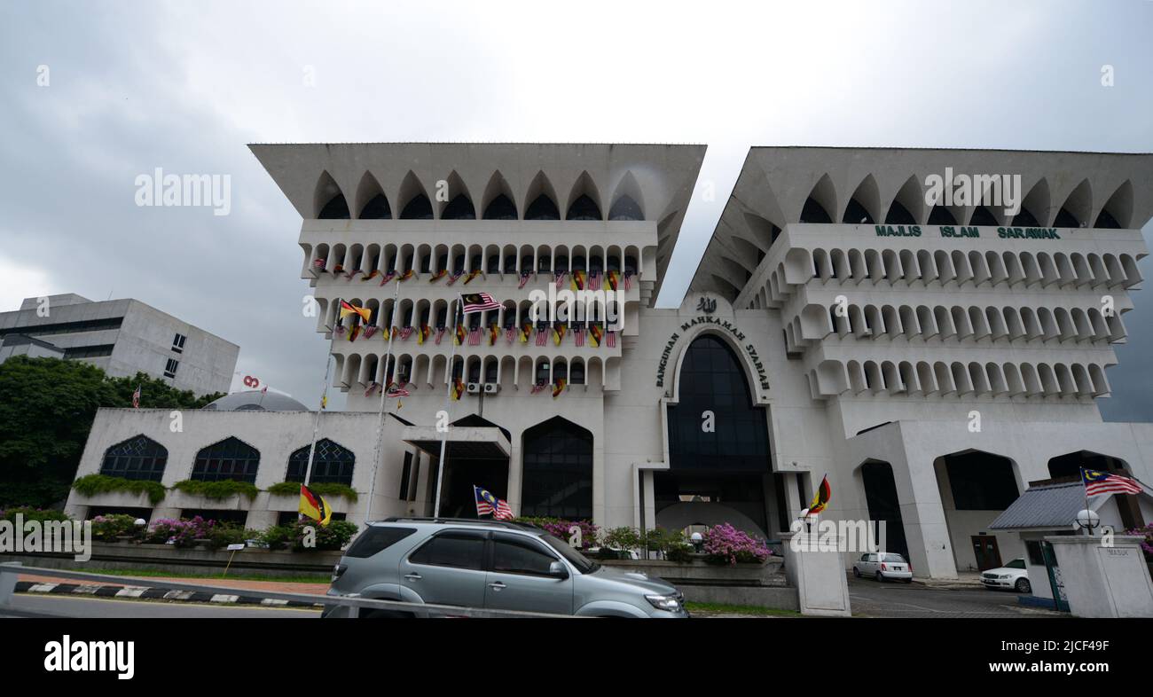 Bangunan Mahkamah Syariah - Majlis Islam en Kuching, Malasia. Foto de stock