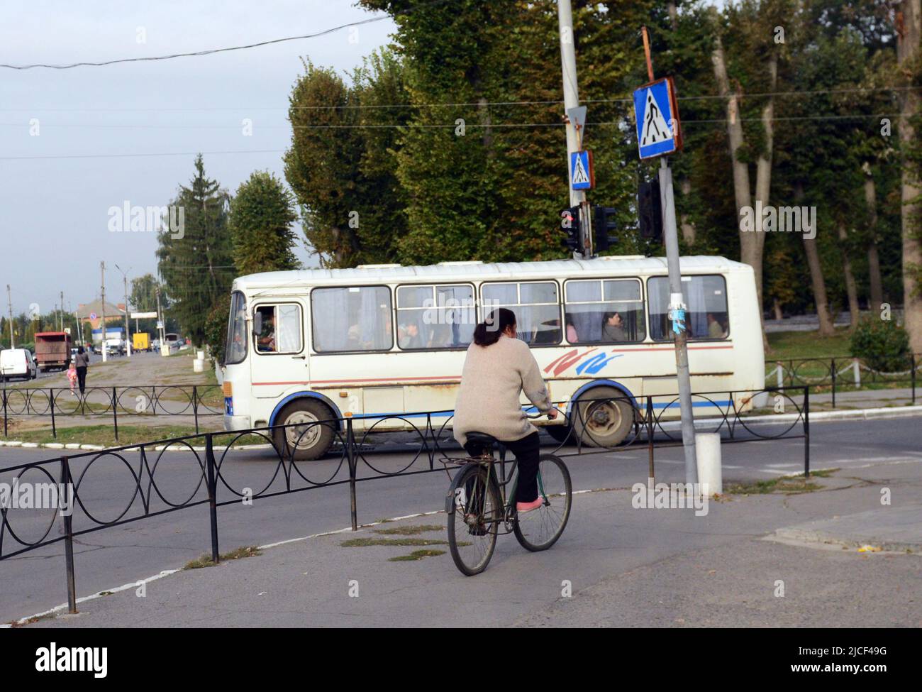 Una mujer ucraniana en bicicleta en Zashkiv, Ucrania. Foto de stock