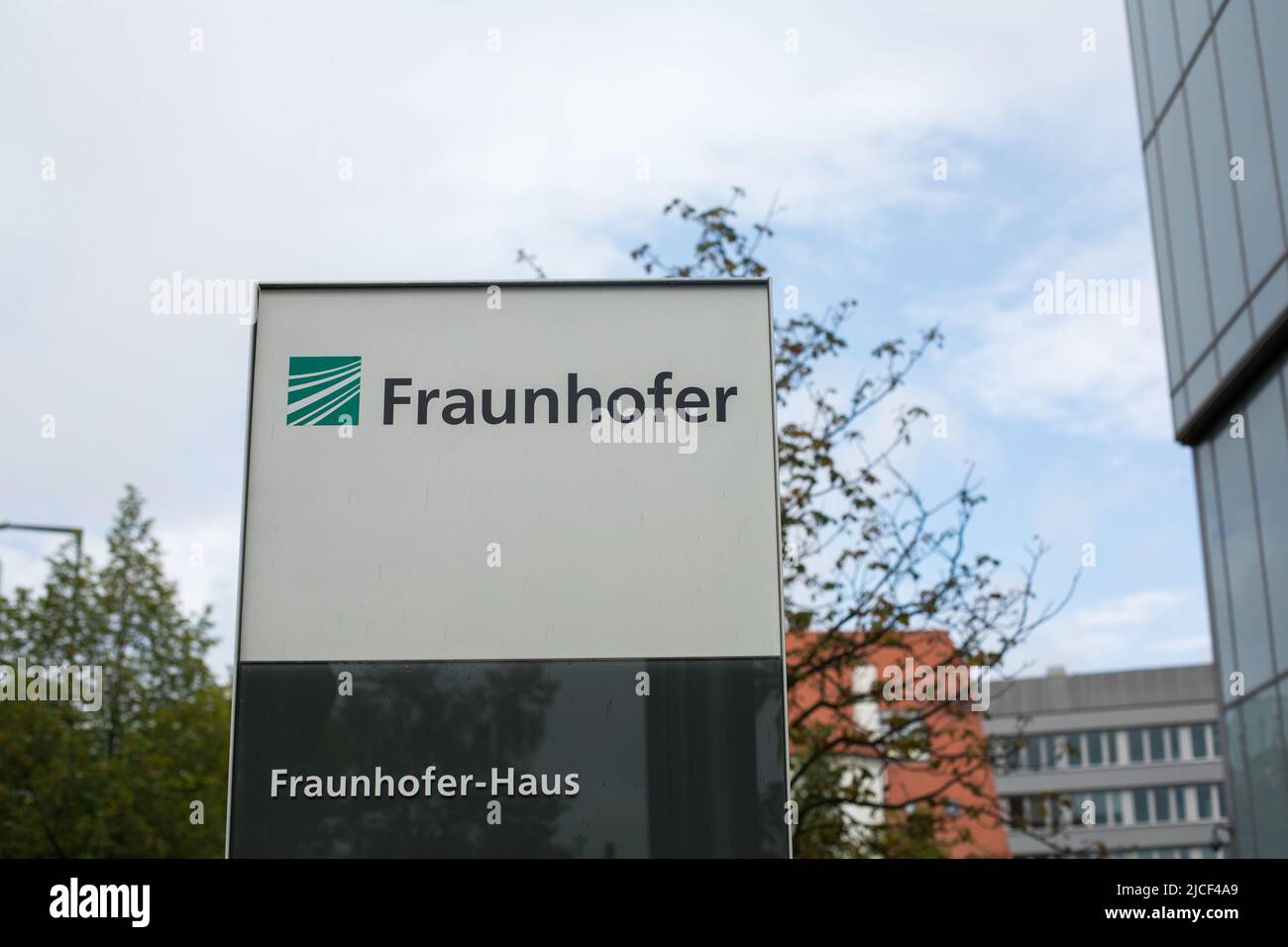 Munich, Alemania - 16 de septiembre de 2021: Firma con escritura 'Fraunhofer' y 'Fraunhofer-Haus'. Foto de stock