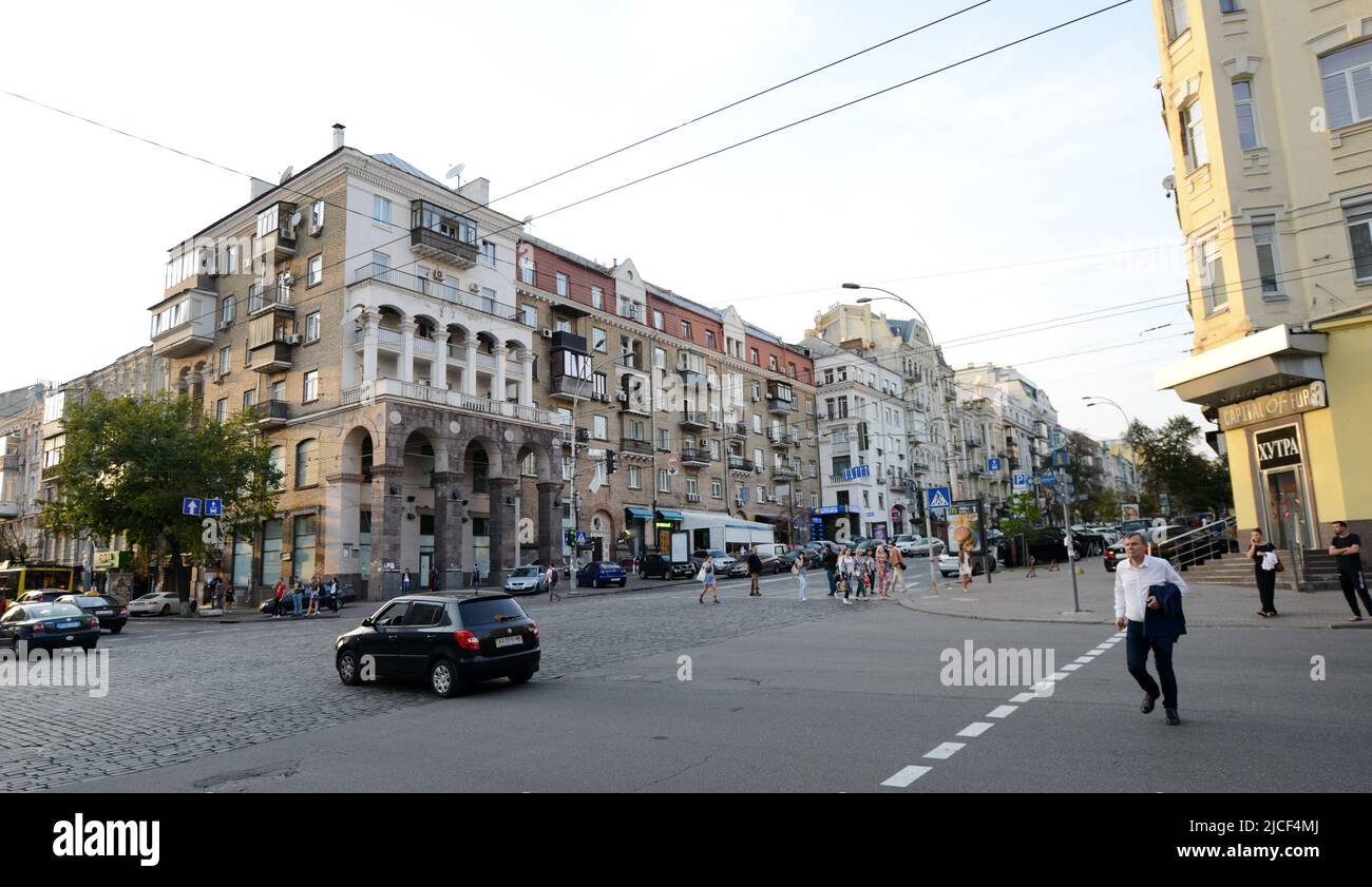 Esquina de las calles Velika Vasylkivska y Saksaganskoho en Kiev, Ucrania. Foto de stock