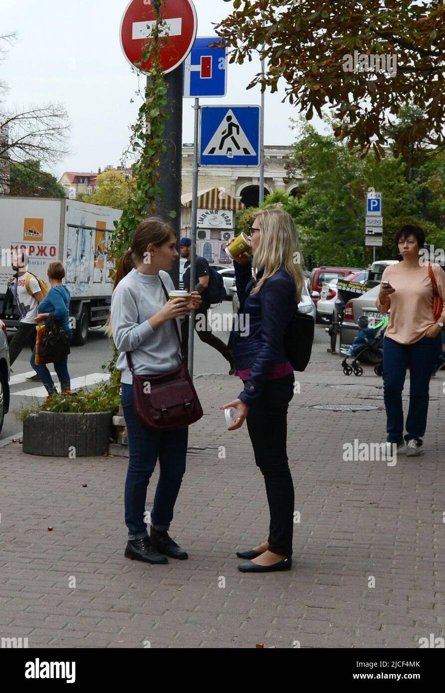 Mujeres ucranianas socializando en Kiev central, Ucrania. Foto de stock