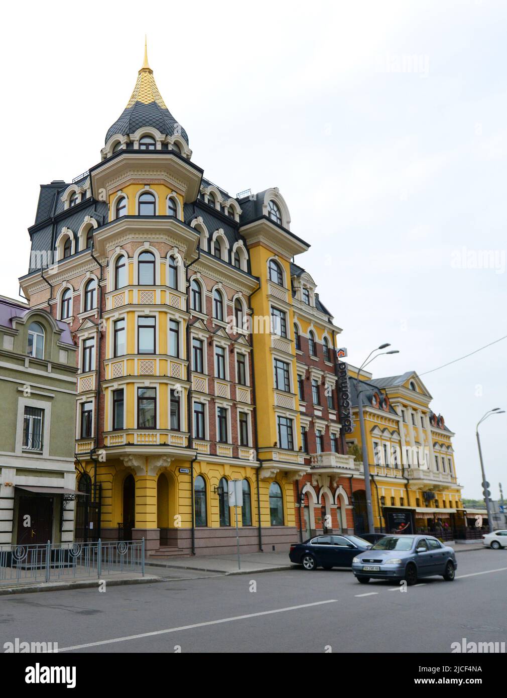 Hermosos edificios antiguos a lo largo de la calle Ihorivska en Kiev, Ucrania. Foto de stock