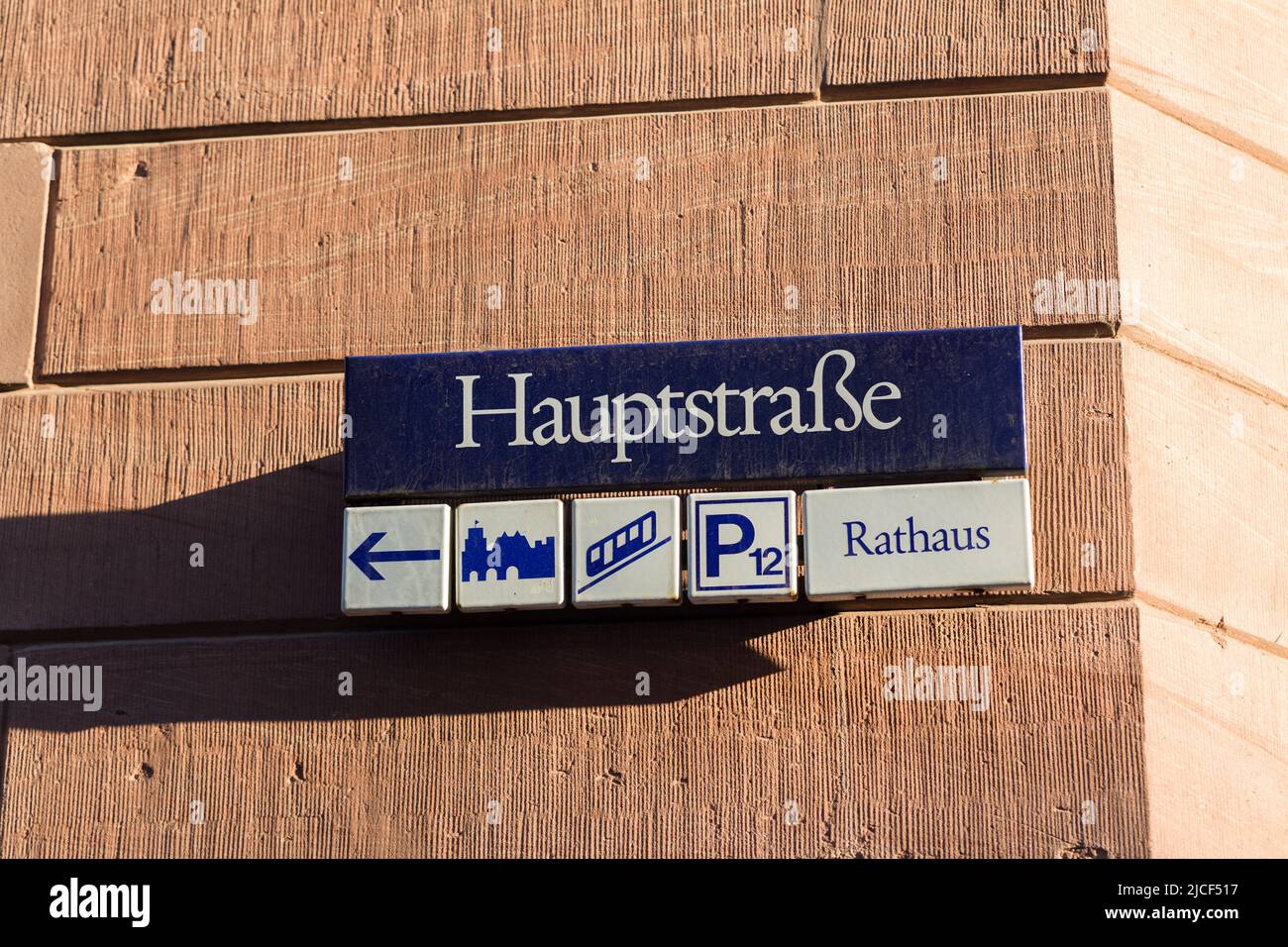 Heidelberg, Alemania - 25 de agosto de 2021: Señal 'Hauptstraße'. En el centro de la ciudad de Heidelberg. Con indicaciones a algunas de las principales atracciones. Foto de stock