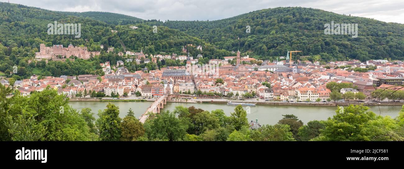 Heidelberg, Alemania - 26 de agosto de 2021: Panorama de la ciudad de Heidelberg con todos los lugares turísticos importantes. Foto de stock