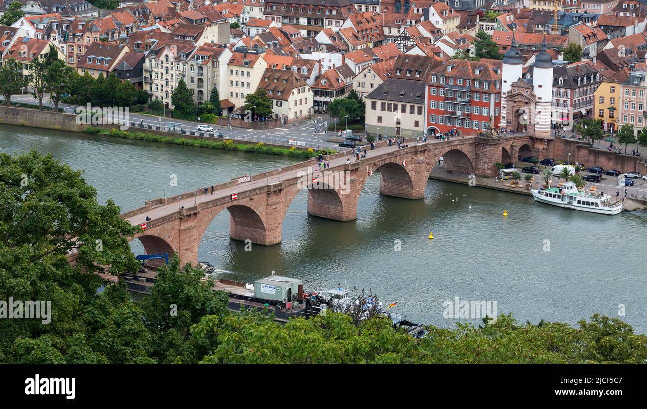 Heidelberg, Alemania - 26 de agosto de 2021: Vista sobre el 'Alte Brücke' (puente antiguo. Un punto de referencia de Heidelberg. Foto de stock