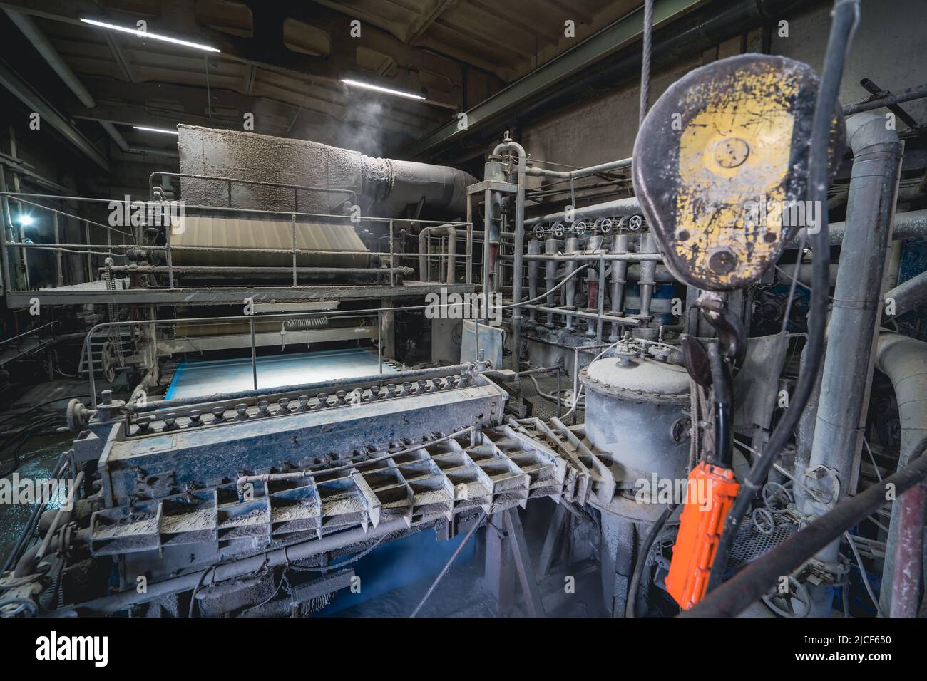 Máquina de producción de papel en fábrica de reciclaje de papel de desecho.  Molino de papel y pulpa Fotografía de stock - Alamy