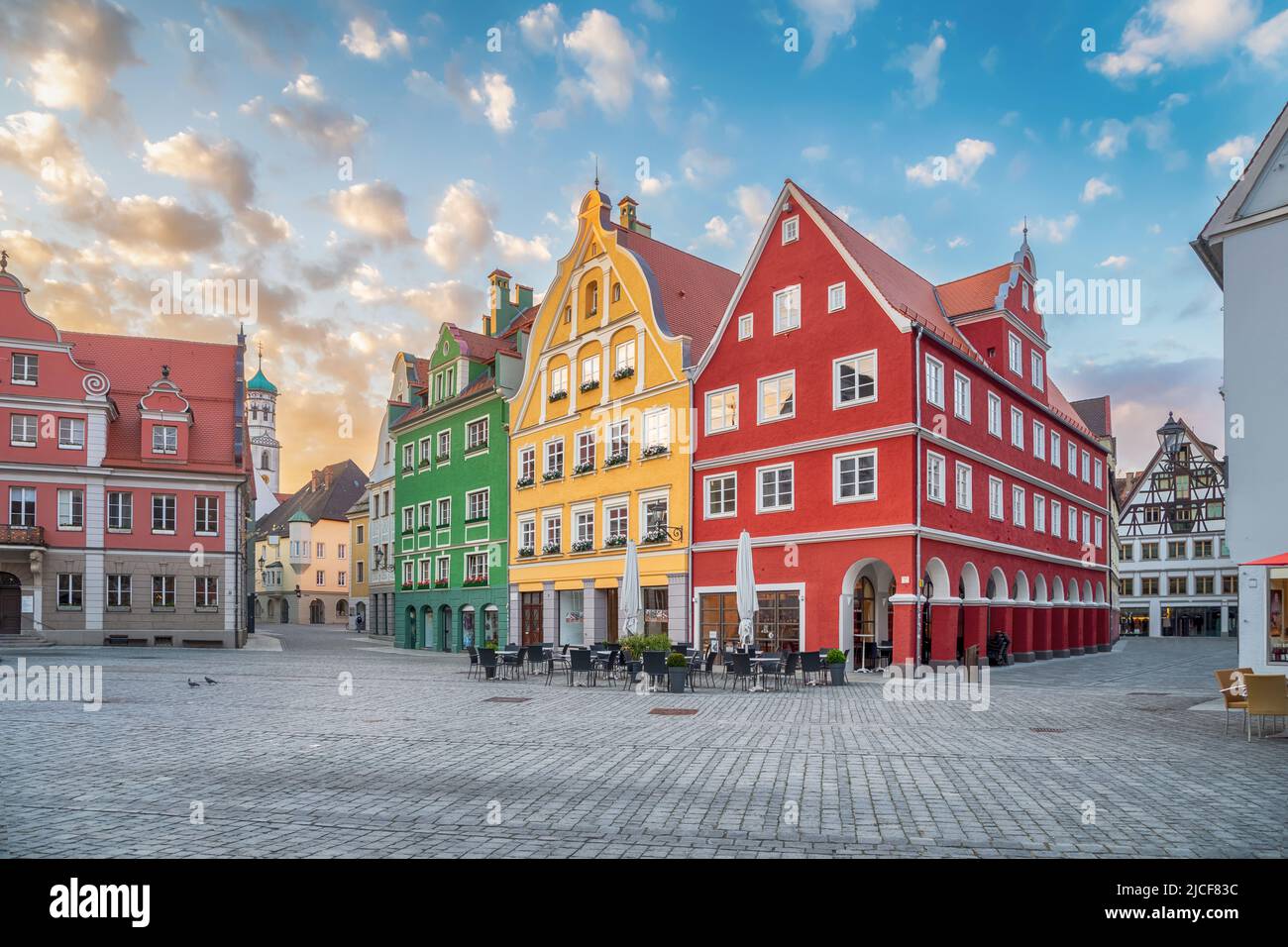Coloridos edificios en la plaza del mercado (Marktplatz) al amanecer en Memmingen, Baviera, Alemania Foto de stock