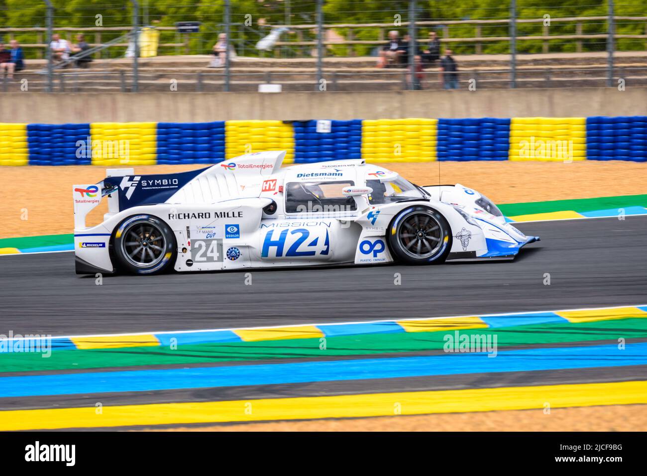 Vista lateral del prototipo de coche de carreras de hidrógeno eléctrico de MissionH24 que conduce en las 24 horas de Le Mans pista de carreras durante una sesión de práctica. Foto de stock