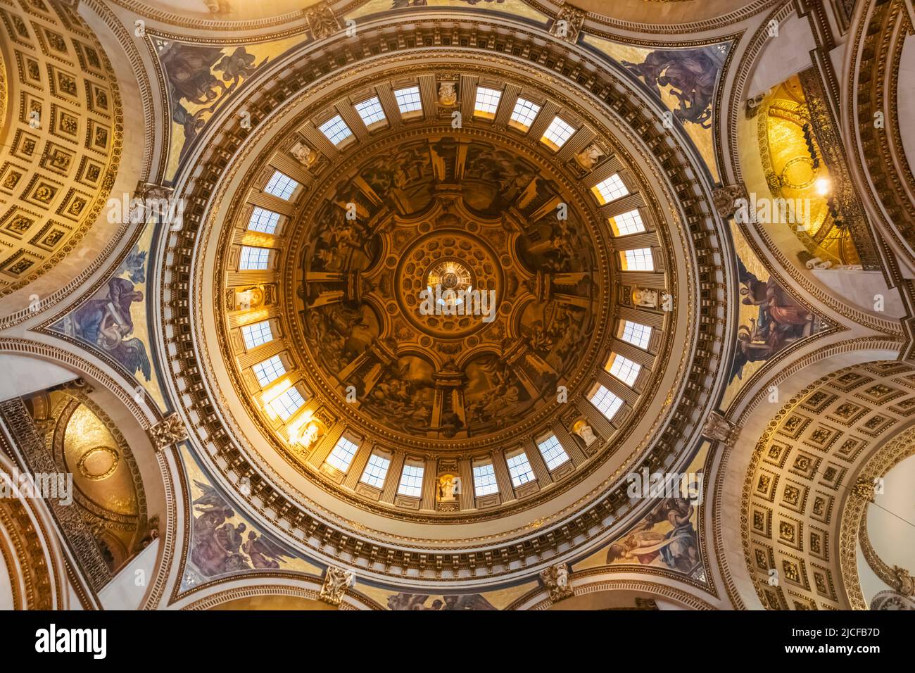 Inglaterra, Londres, la Catedral de San Pablo, la cúpula diseñada por Sir Christopher Wren y pintada por Sir James Thornhill Foto de stock