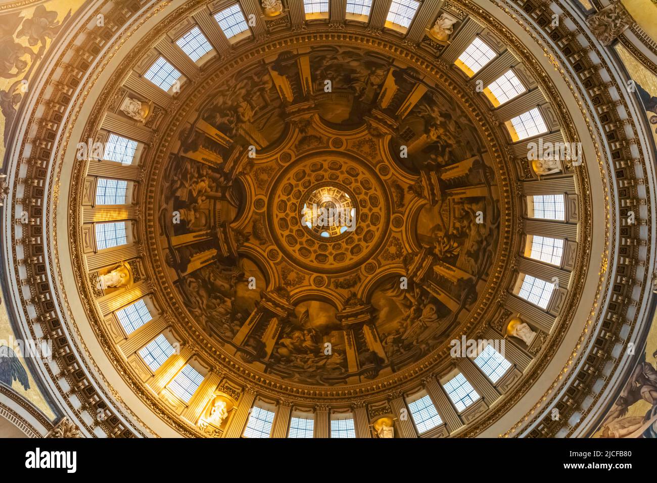 Inglaterra, Londres, la Catedral de San Pablo, la cúpula diseñada por Sir Christopher Wren y pintada por Sir James Thornhill Foto de stock