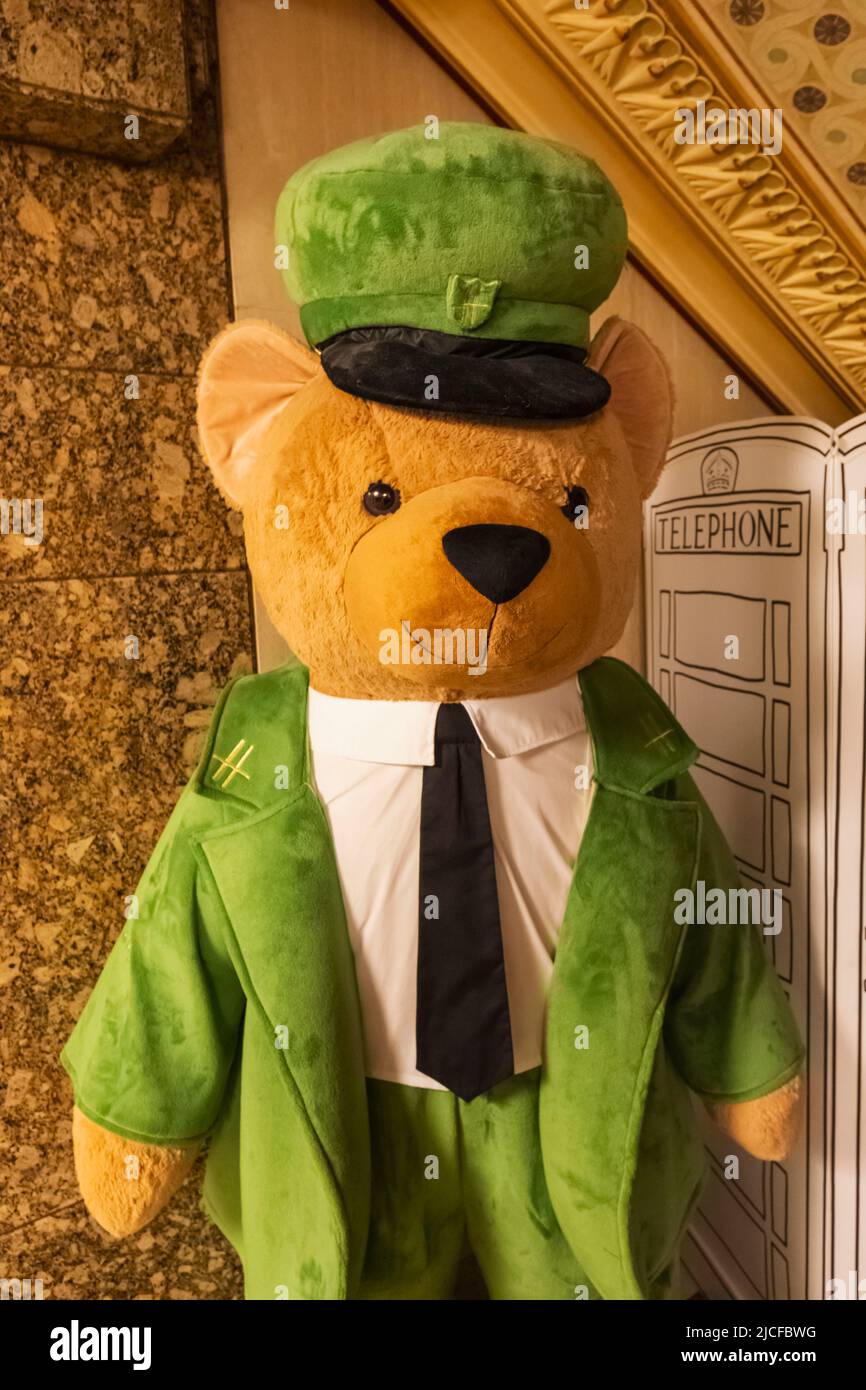 Harrods teddy bear fotografías e imágenes de alta resolución - Alamy