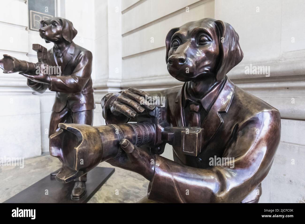 Inglaterra, Londres, la ciudad de Londres, la Bolsa Real, Escultura titulada 'Paparazzi Dogs' Mostrando Perros Tomando fotos de Gillie y Marc Foto de stock