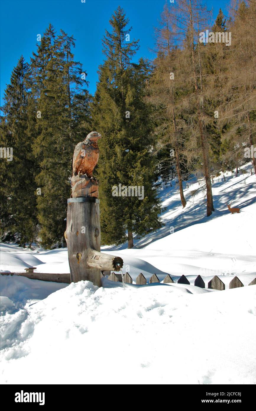 Figura de águila tallada en una trompa de árbol en la casa de Strassberg, Mieming, Tirol Austria Foto de stock