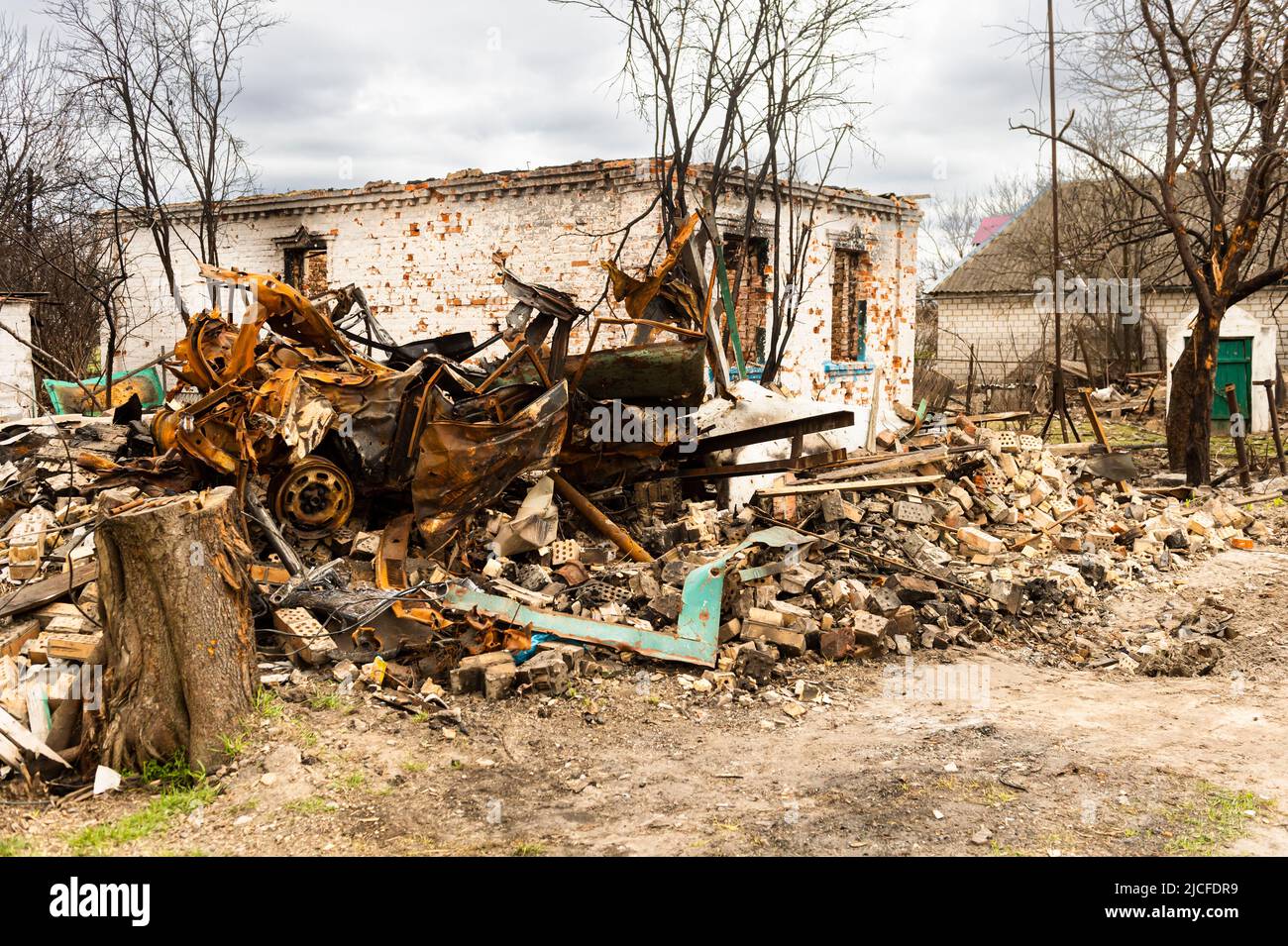 El pueblo bombardeado Andriivka Foto de stock