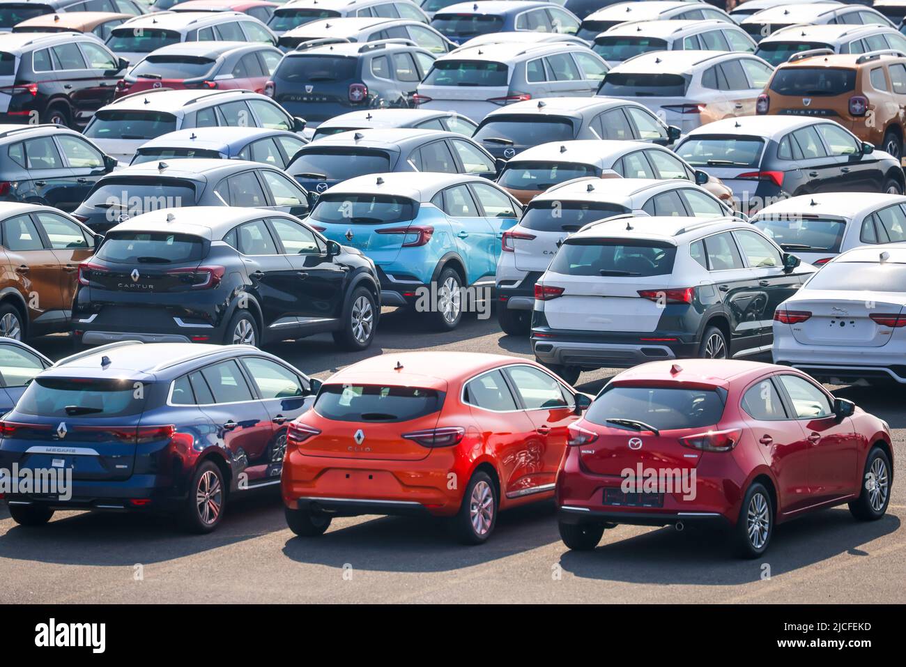 Duisburg, Renania del Norte-Westfalia, Alemania - coches nuevos, punto de transbordo, terminal de coches en el puerto de Duisburg. Foto de stock