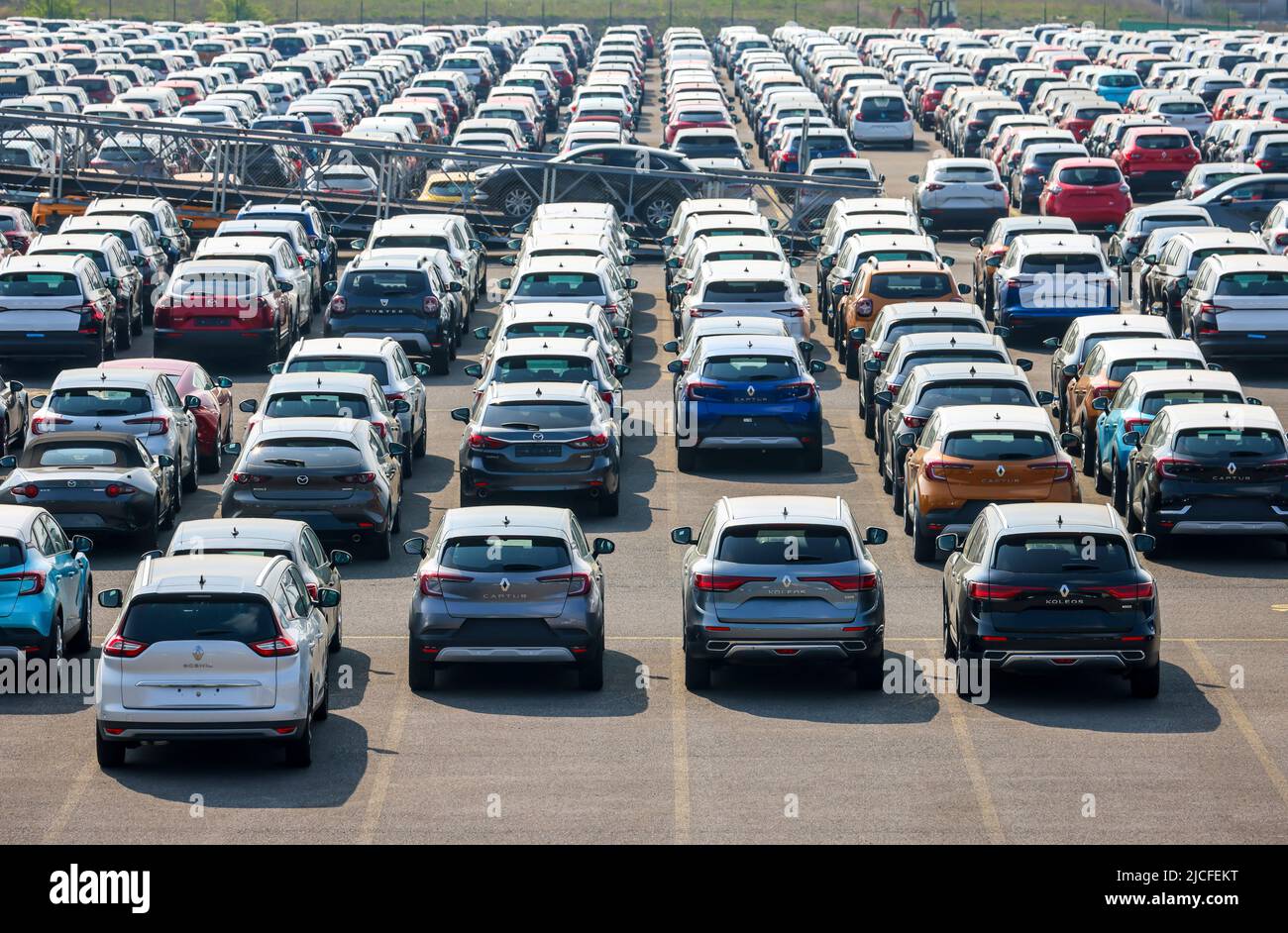 Duisburg, Renania del Norte-Westfalia, Alemania - coches nuevos, punto de transbordo, terminal de coches en el puerto de Duisburg. Foto de stock