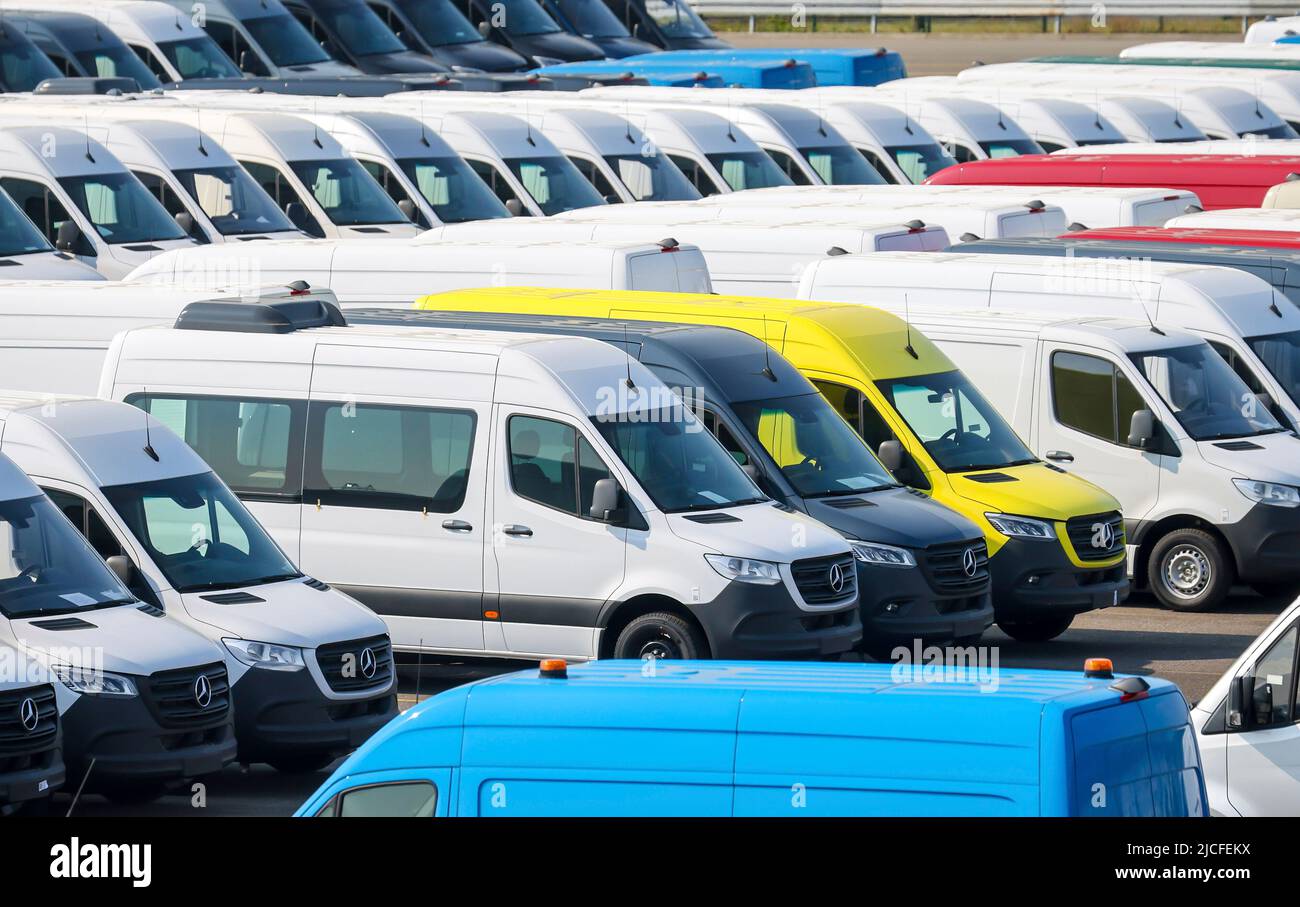 Duisburg, Renania del Norte-Westfalia, Alemania - coches nuevos, punto de transbordo, terminal de coches en el puerto de Duisburg. Foto de stock