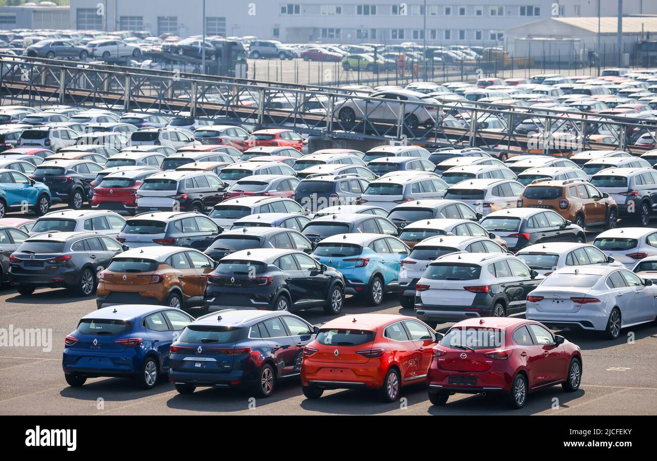 Duisburg, Renania del Norte-Westfalia, Alemania - coches nuevos, punto de transbordo, terminal de coches en el puerto de Duisburg. Foto de stock