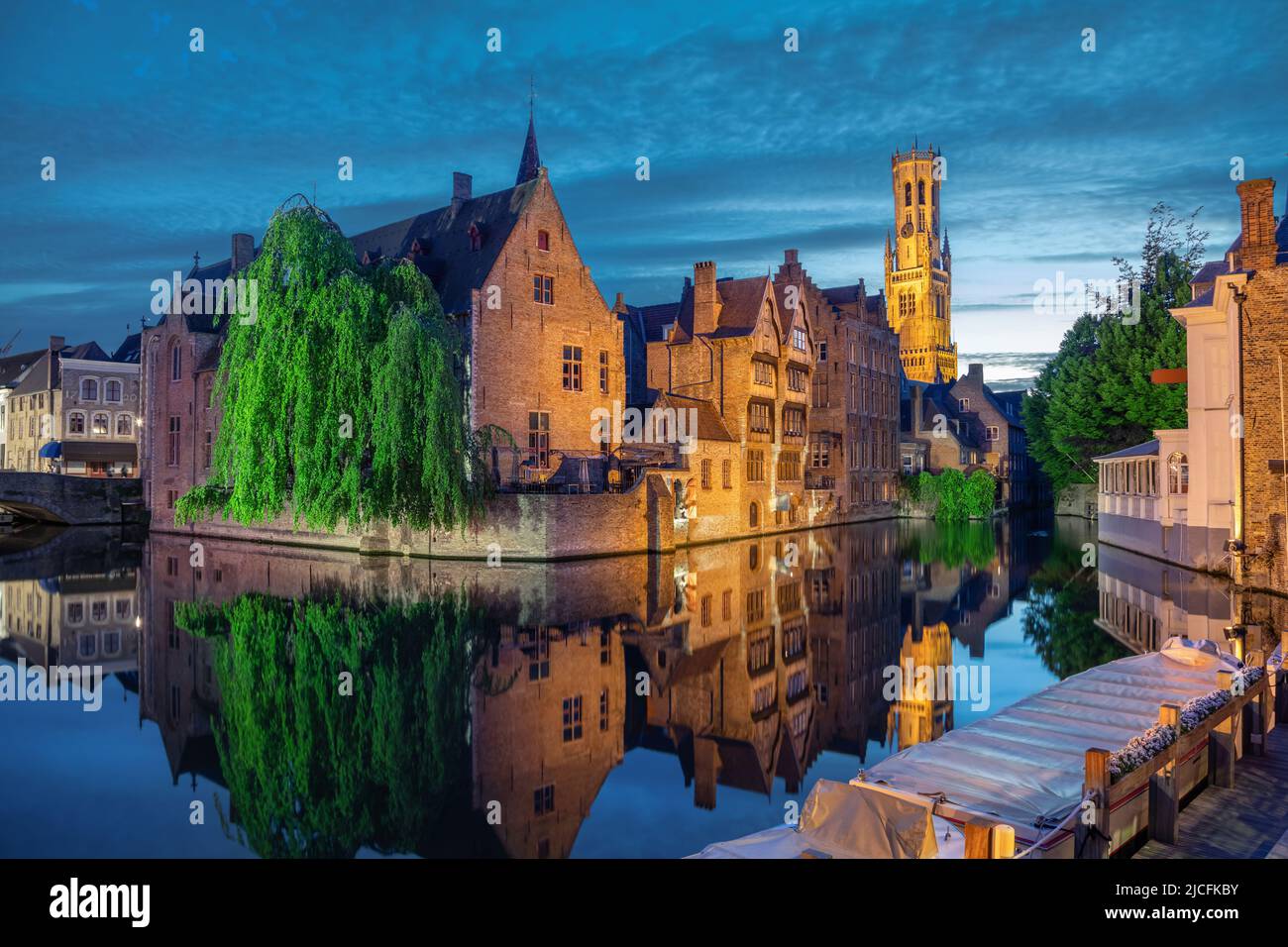 Brujas, Bélgica. Paisaje urbano desde el famoso mirador de Rozenhoedkaai al atardecer Foto de stock