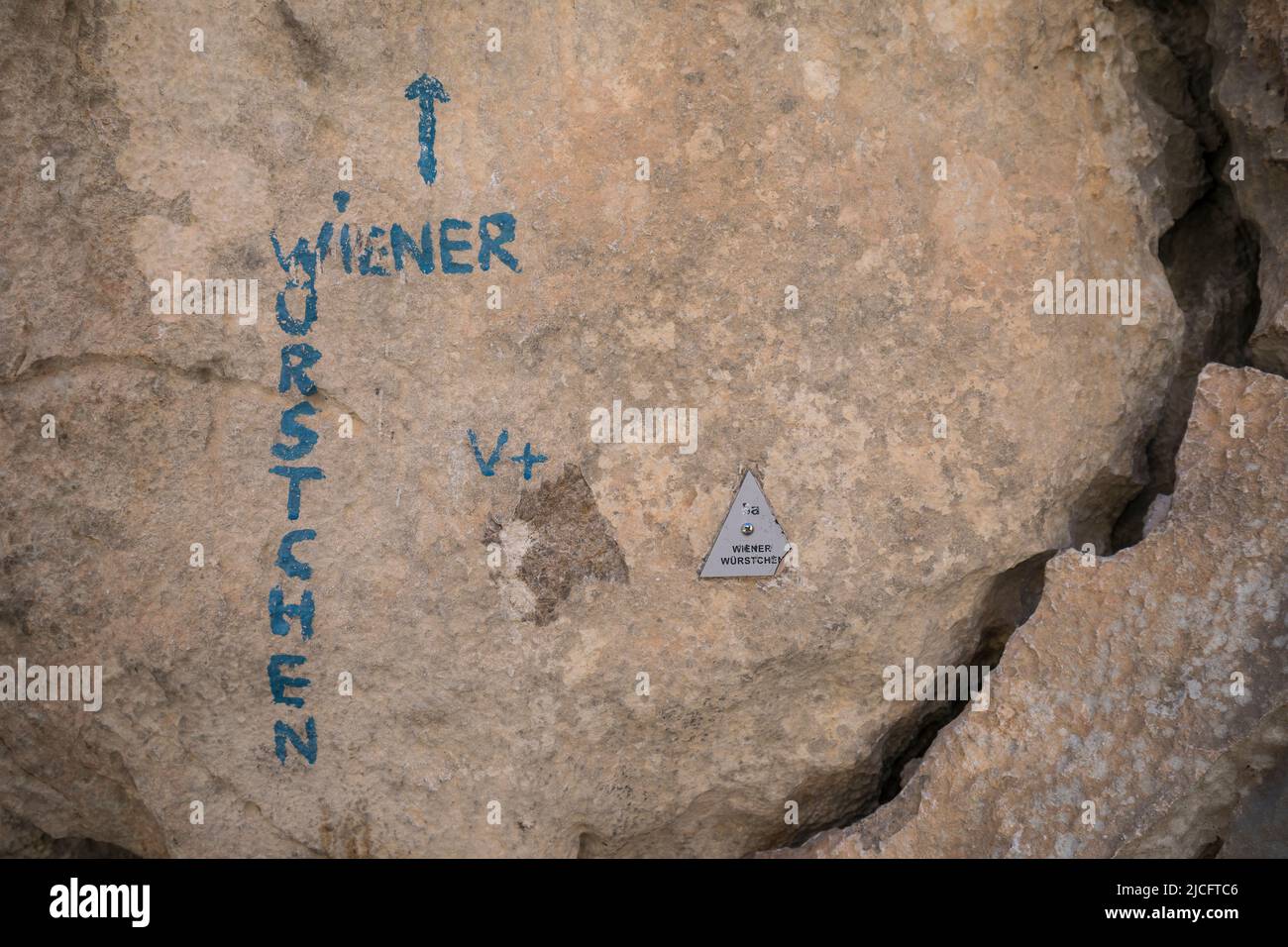 Nombre y dificultad de la ruta de escalada 'Wiener Würstchen' pintado sobre roca en el Parque Nacional Paklenica, valle de la ciudad de Starigrad-Paklenica, Condado de Zadar, Dalmacia, Croacia, Europa Foto de stock