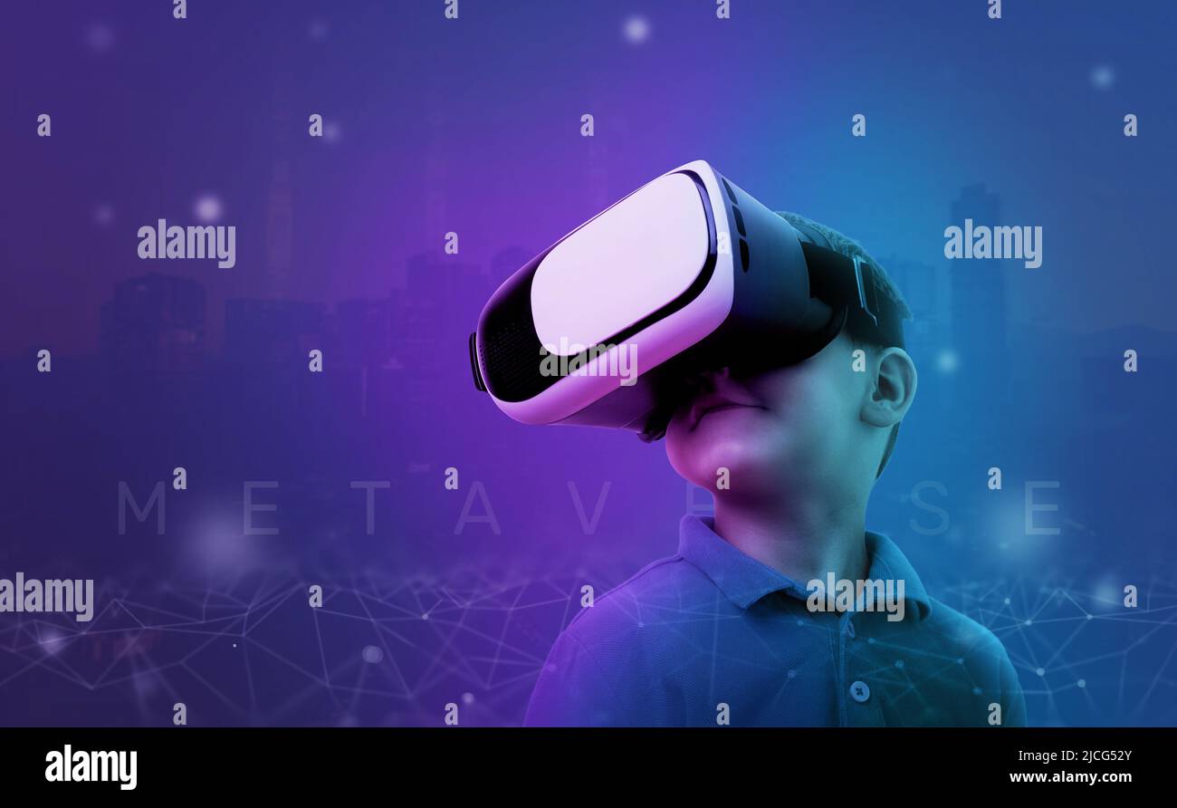 Niño con gafas VR en un concepto de entorno metaverse. Fondo púrpura con hilos de red y contornos de la ciudad futurista del futuro. Foto de stock
