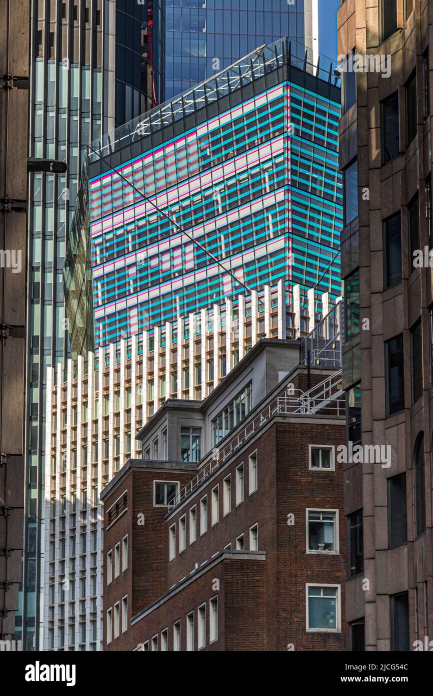 El vidrio didroide de colores brillantes de One Fen Court, que es el hogar del jardín en 120 , se encuentra entre otros rascacielos de la ciudad de Londres, Reino Unido Foto de stock