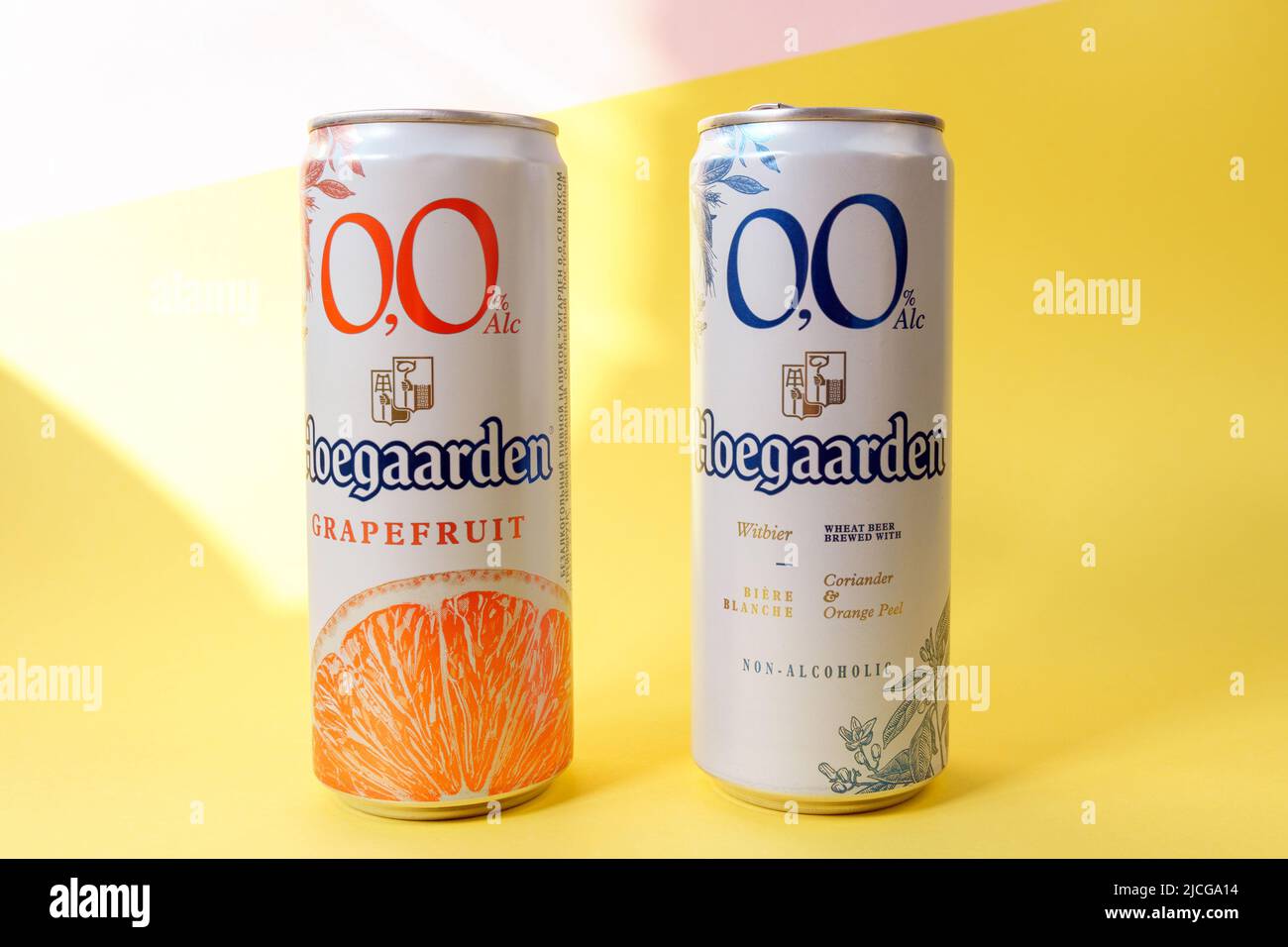 Tyumen, Rusia-13 de abril de 2022: Cerveza Hoegaarden sin alcohol y latas de aluminio con sabor a pomelo, fondo multicolor Foto de stock