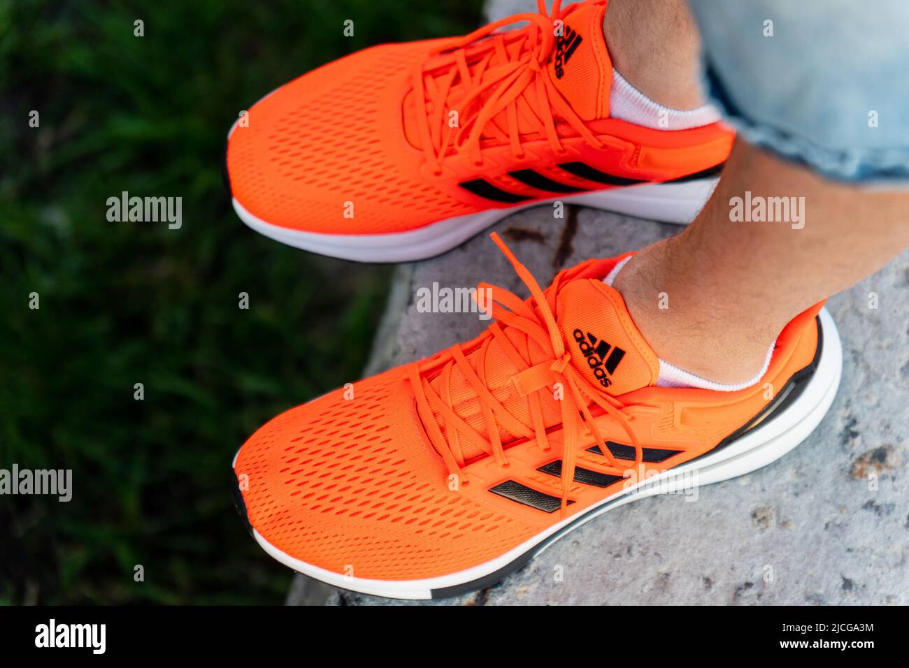 curso barbilla Correspondiente Tyumen, Rusia-03 de mayo de 2022: Zapatillas de running adidas, color coral  naranja, eq21 run. Primer plano del logotipo Fotografía de stock - Alamy