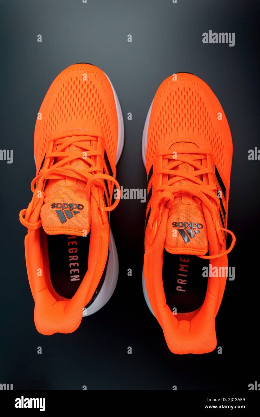 Extracto malicioso Estereotipo Tyumen, Rusia-13 de noviembre de 2021: Nuevas zapatillas Adidas en color  naranja. El modelo está fabricado con materiales reciclados. Foto vertical  Fotografía de stock - Alamy