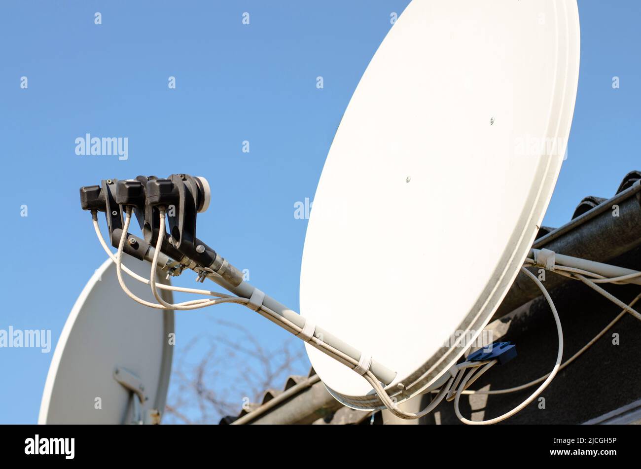 Antena de TV vía satélite en una casa privada, cerca Fotografía de stock -  Alamy