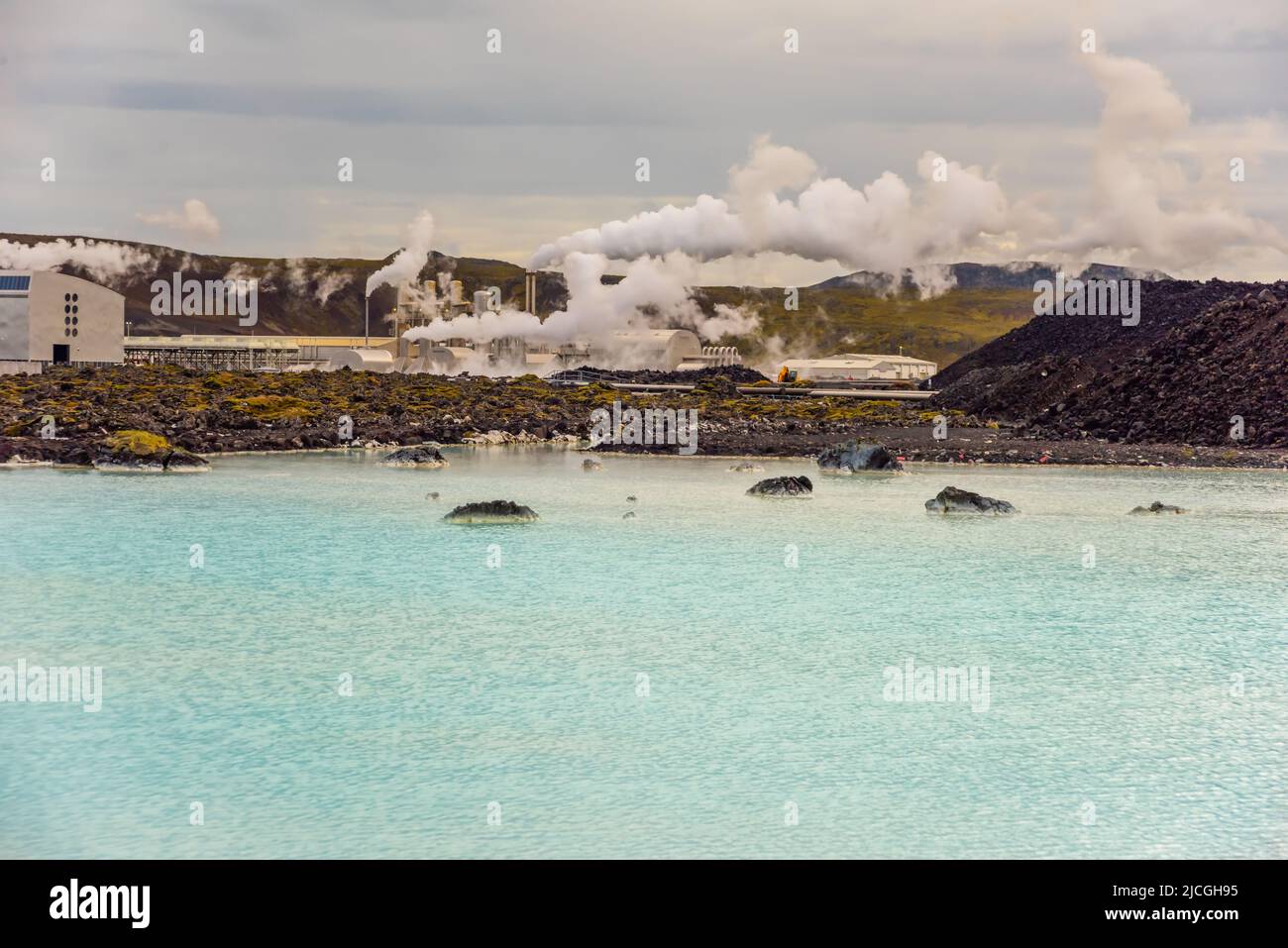Complejo natural Laguna Azul, piscina termal cerca de Reykjavik, Islandia Foto de stock