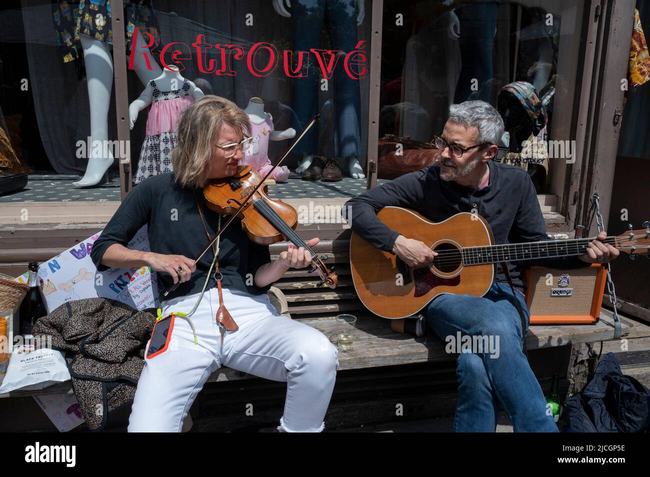 Londres, Hackney. Wilton Way. Los músicos tocan fuera de la tienda de ropa vintage retrouvé durante una fiesta en la calle Jubilee Foto de stock