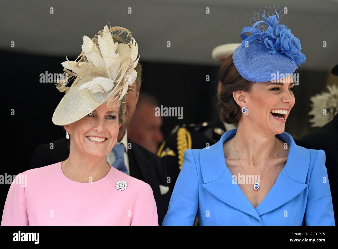 Duquesa de Cambridge (izquierda) y la condesa de Wessex llegando a la Orden anual del Servicio de Garter en la Capilla de San Jorge, Castillo de Windsor. Fecha de la foto: Lunes 13 de junio de 2022. Foto de stock