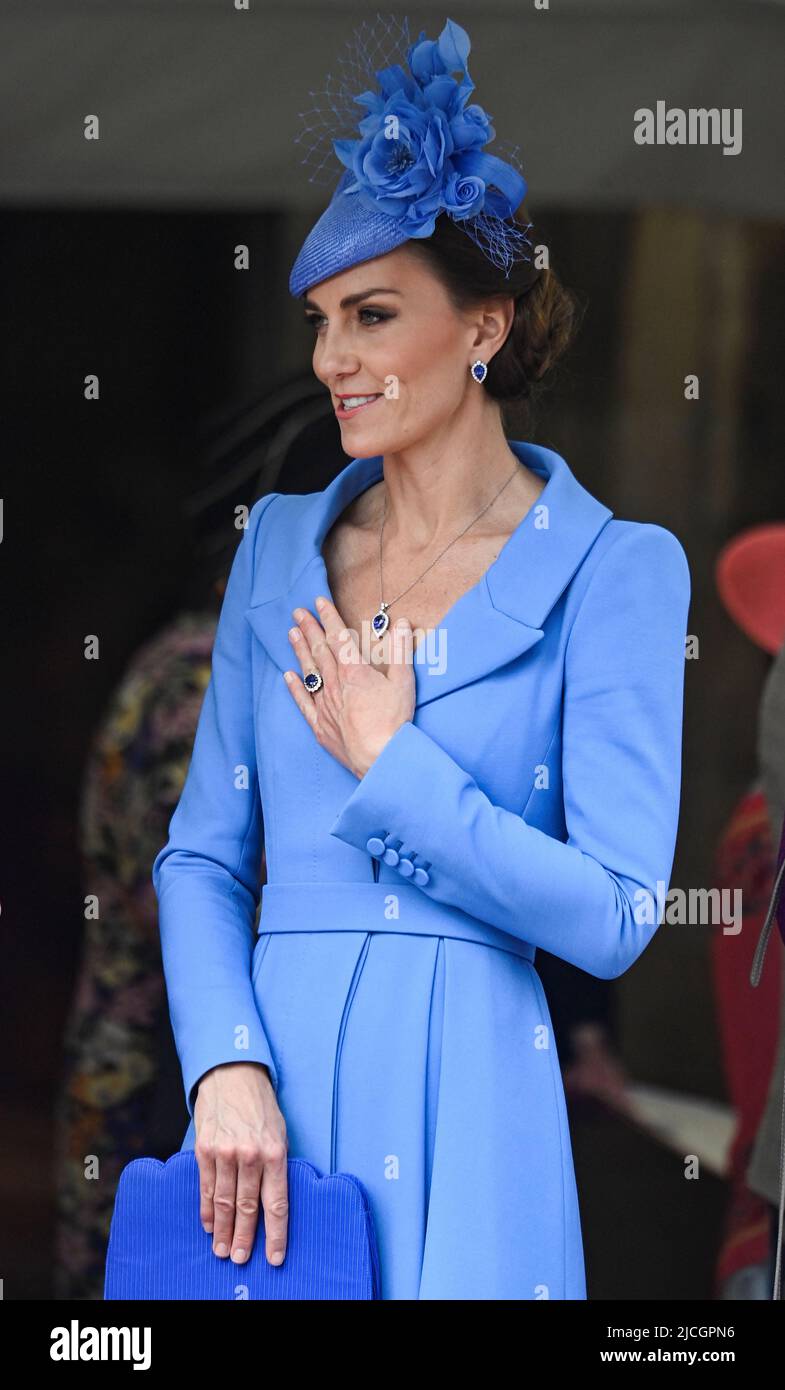 La duquesa de Cambridge llegando a la Orden del Servicio de la Garter anual en la Capilla de San Jorge, Castillo de Windsor. Fecha de la foto: Lunes 13 de junio de 2022. Foto de stock