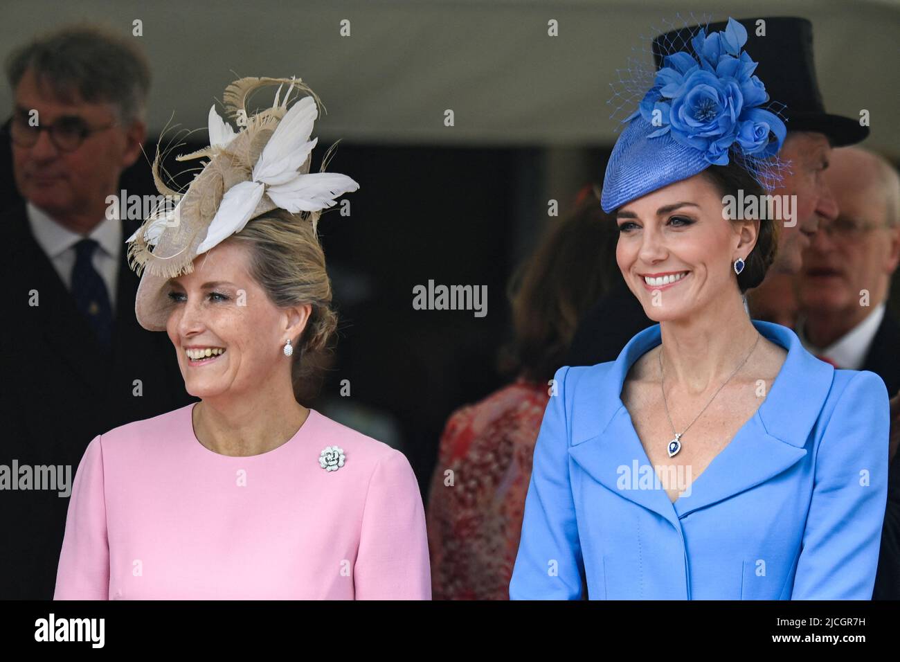 Duquesa de Cambridge (derecha) y la condesa de Wessex llegando a la Orden anual del Servicio de la Garter en la Capilla de San Jorge, Castillo de Windsor. Fecha de la foto: Lunes 13 de junio de 2022. Foto de stock