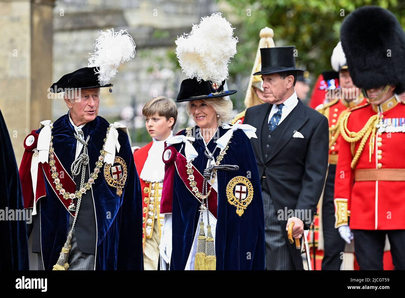 El Príncipe de Gales y la Duquesa de Cornualles llegan para la Orden anual del Servicio de la Garter en la Capilla de San Jorge, Castillo de Windsor. Fecha de la foto: Lunes 13 de junio de 2022. Foto de stock