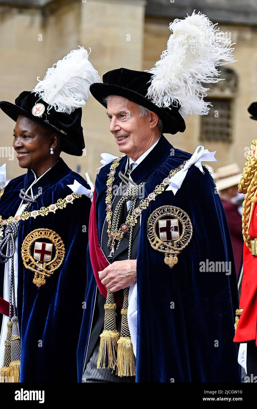 El ex Primer Ministro Sir Tony Blair y la Baronesa Amos durante la Orden anual del Servicio de la Garter en la Capilla de San Jorge, Castillo de Windsor. Fecha de la foto: Lunes 13 de junio de 2022. Foto de stock