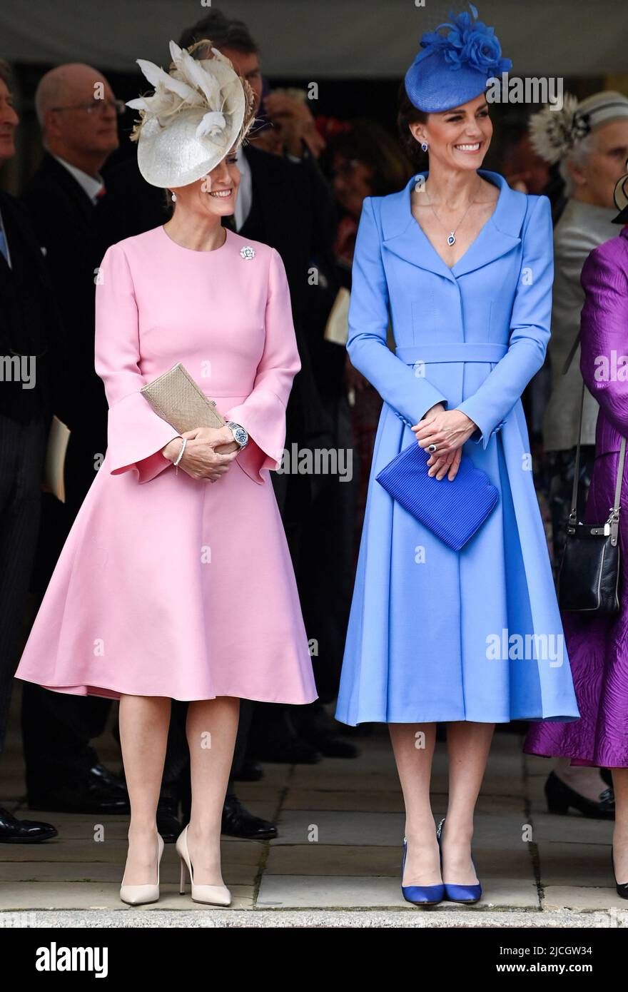 Duquesa de Cambridge (derecha) y la condesa de Wessex durante la Orden anual del Servicio de la Garter en la Capilla de San Jorge, Castillo de Windsor. Fecha de la foto: Lunes 13 de junio de 2022. Foto de stock