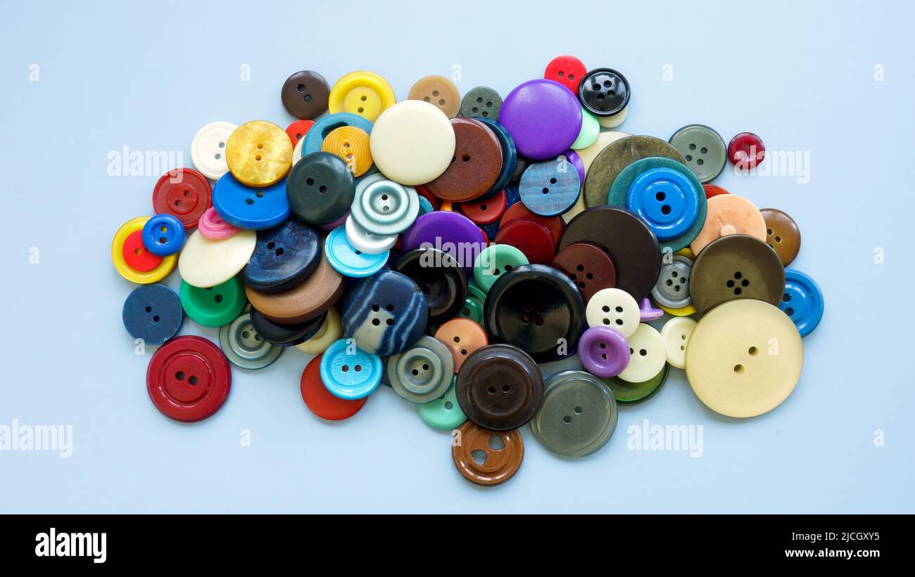 Un montón de botones multicolores diferentes. Concepto de variedad. Foto de stock