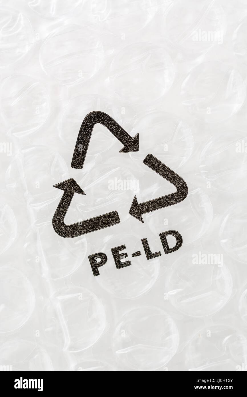 Envoltura de burbujas de aire de plástico de LDPE / lámina de polietileno de baja densidad. Para el reciclaje de plástico, el símbolo Mobius, residuos de plástico. Foto de stock