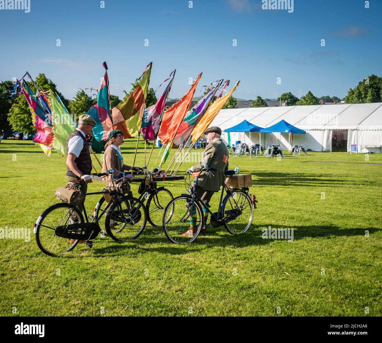 Participantes en el evento de ciclismo Veloretro Vintage, Ulverston, Cumbria, Reino Unido. Foto de stock