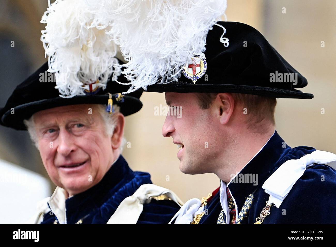El Príncipe de Gales y el Duque de Cambridge salen en un carruaje para su viaje de regreso al Castillo siguiendo la Orden del Servicio de la Garter en la Capilla de San Jorge, Castillo de Windsor. Fecha de la foto: Lunes 13 de junio de 2022. Foto de stock