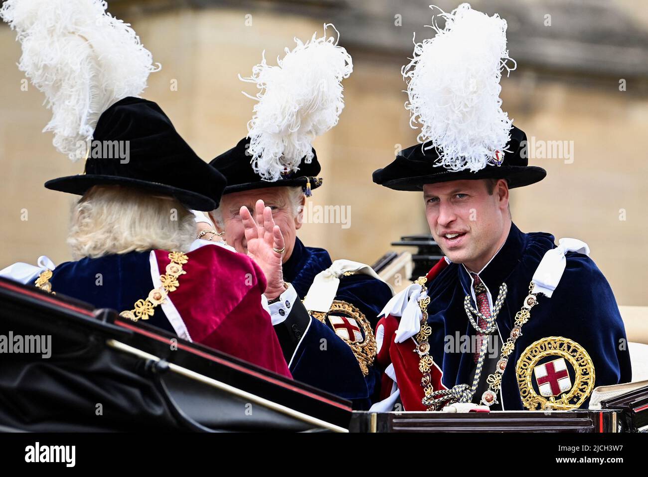 La duquesa de Cornualles, el Príncipe de Gales y el Duque de Cambridge salen en un carruaje para su viaje de regreso al Castillo siguiendo la Orden del Servicio de la Garter en la Capilla de San Jorge, Castillo de Windsor. Fecha de la foto: Lunes 13 de junio de 2022. Foto de stock