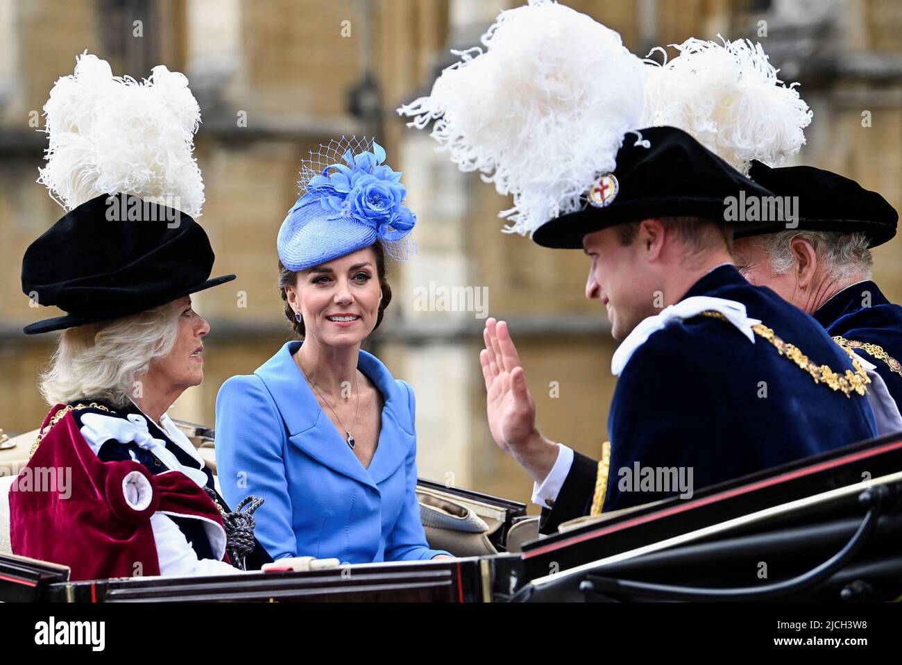 La duquesa de Cornualles, la duquesa de Cambridge, el duque de Cambridge y el príncipe de Gales parten en un carruaje para su viaje de regreso al castillo siguiendo la Orden del Servicio de Carter en la Capilla de San Jorge, Castillo de Windsor. Fecha de la foto: Lunes 13 de junio de 2022. Foto de stock