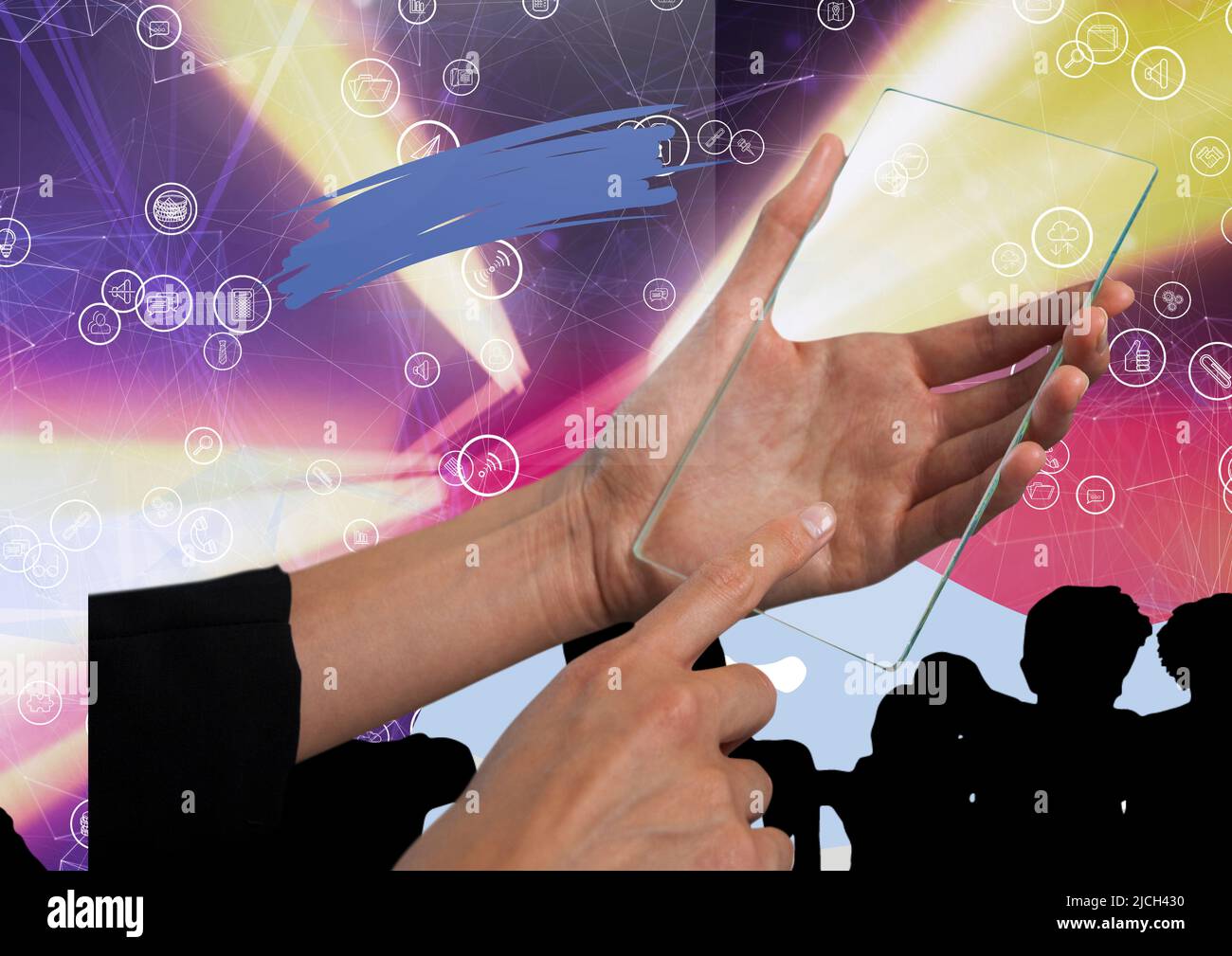 Mano usando futurista tableta digital contra silueta de personas y red de conexiones Foto de stock