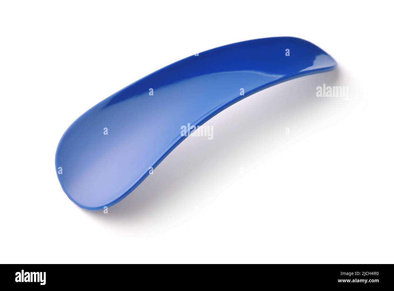 Pequeño cuerno de plástico azul aislado sobre un blanco Foto de stock