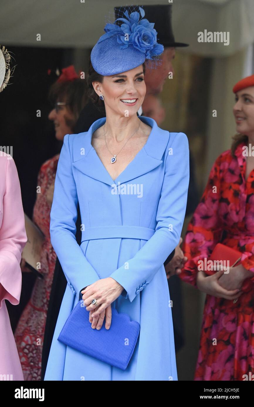 La duquesa de Cambridge sale siguiendo la Orden del Servicio de Carter en la Capilla de San Jorge, Castillo de Windsor. Fecha de la foto: Lunes 13 de junio de 2022. Foto de stock